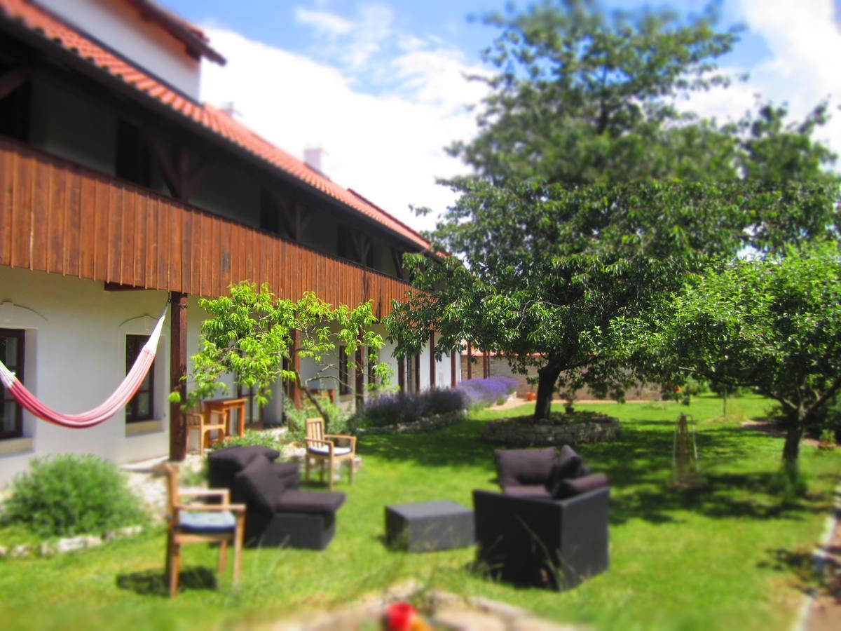Holubnik Statecnych Zen Kralovych Luze Exterior photo