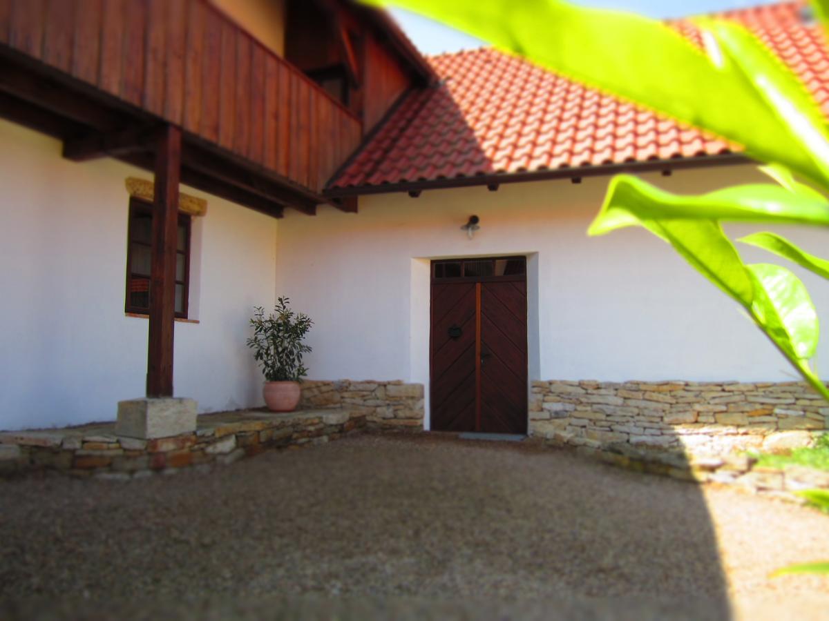 Holubnik Statecnych Zen Kralovych Luze Exterior photo